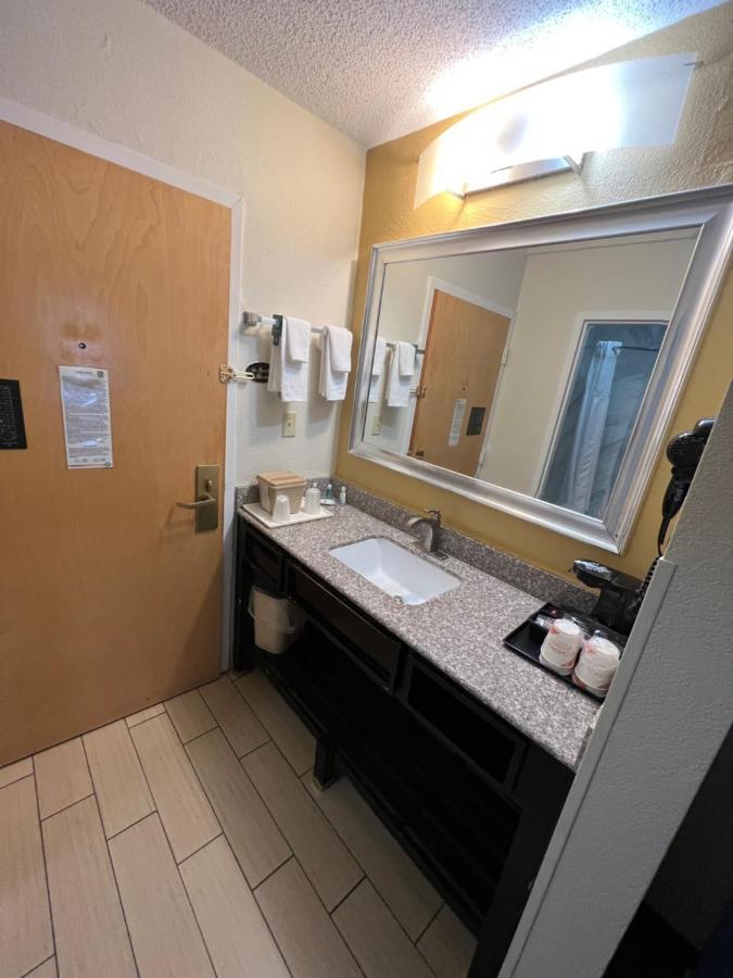 Gasthof Quality Richmond Airport 3*